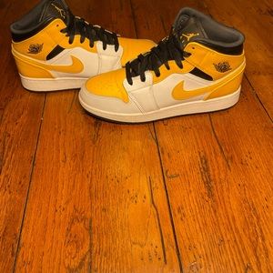 Jordan 1 University Gold Mid